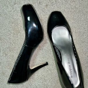 Black patent leather pumps